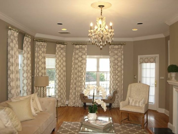 Example of a transitional home design design in Cedar Rapids
