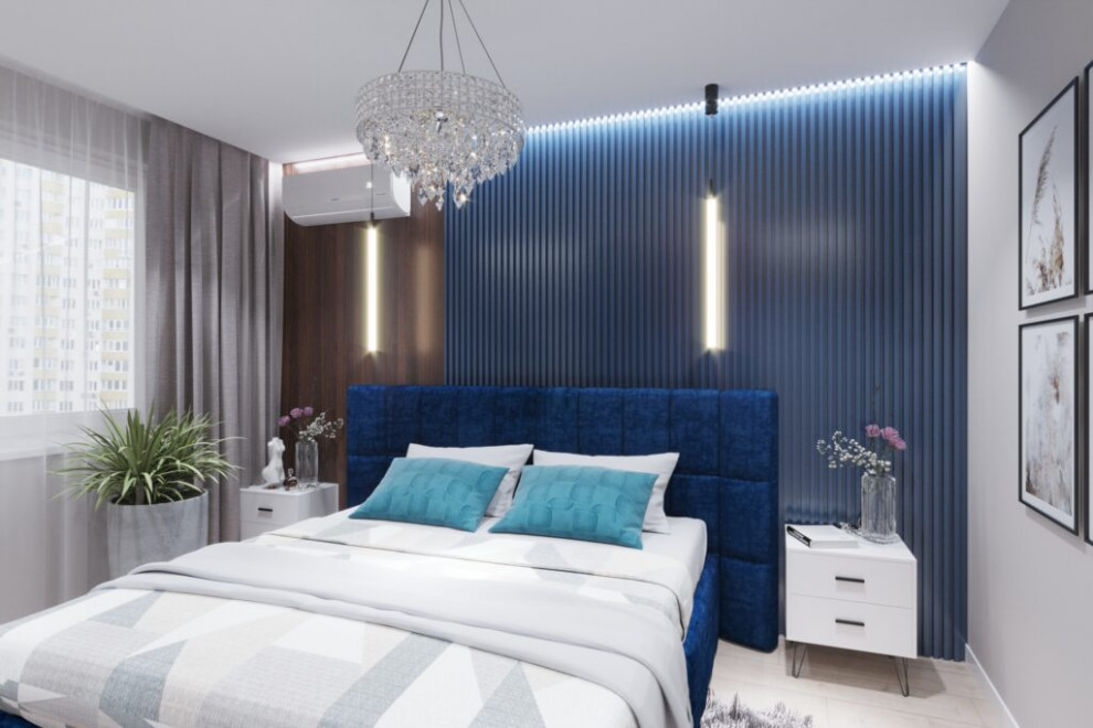 На фото: хозяйская спальня среднего размера в современном стиле с белыми стенами, полом из ламината, бежевым полом, обоями на стенах и акцентной стеной без камина