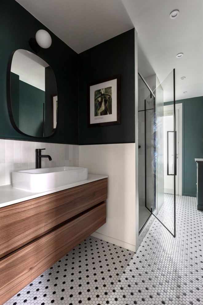 Exemple d'une grande salle de bain principale moderne avec un carrelage blanc, un mur vert, un sol en carrelage de terre cuite, un plan vasque, un sol multicolore, une cabine de douche à porte battante et meuble simple vasque.