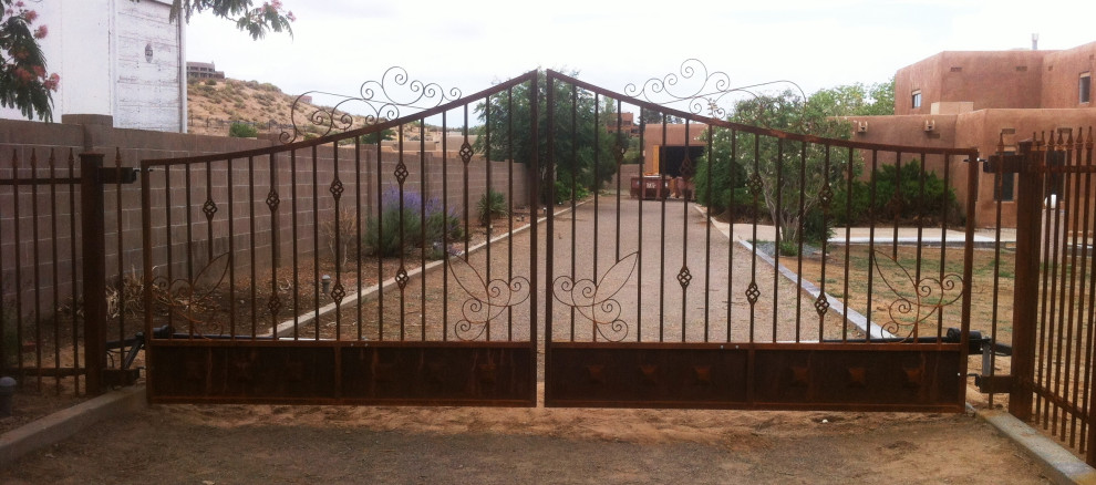 Example of a mountain style home design design in Albuquerque