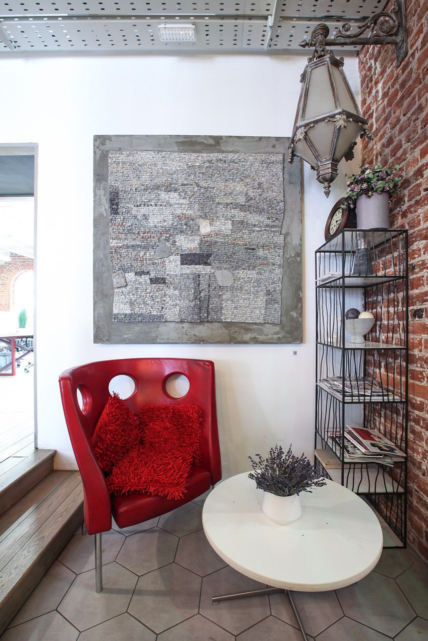 Перегородка « Железобетон» и мозаичное панно «Париж» на ресепшене