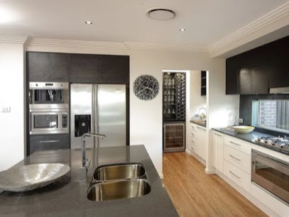 Arts and crafts home design photo in Ottawa