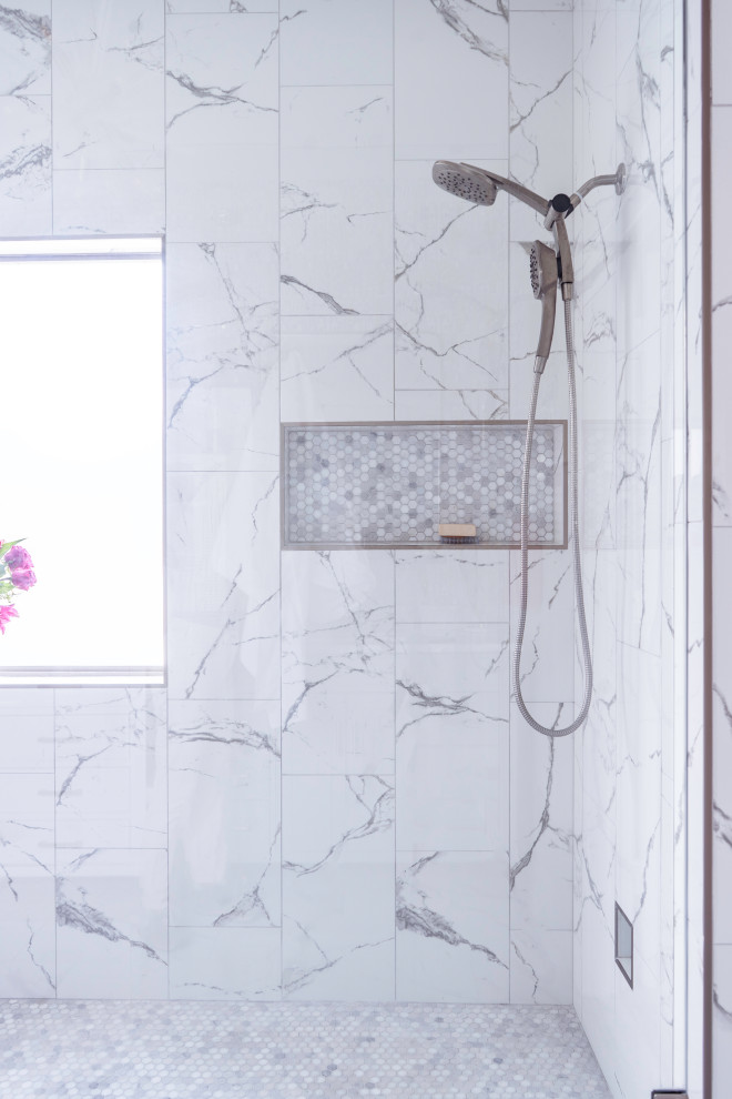 На фото: главная ванная комната среднего размера в стиле неоклассика (современная классика) с фасадами с выступающей филенкой, серыми фасадами, душем в нише, раздельным унитазом, белой плиткой, каменной плиткой, белыми стенами, полом из керамогранита, врезной раковиной, столешницей из кварцита, белым полом, открытым душем, серой столешницей, тумбой под две раковины, напольной тумбой и обоями на стенах