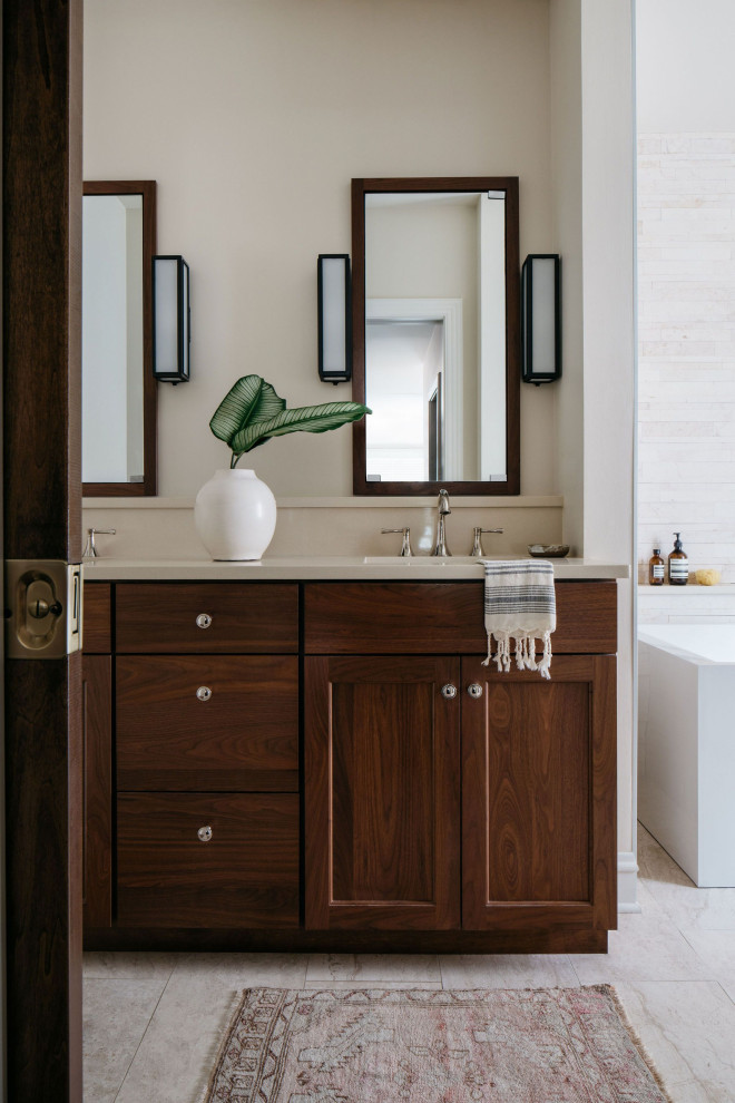 Diseño de cuarto de baño a medida clásico con puertas de armario de madera oscura, baldosas y/o azulejos de piedra caliza y hornacina