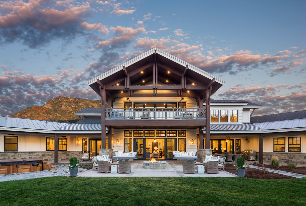 Cottage patio photo in Salt Lake City