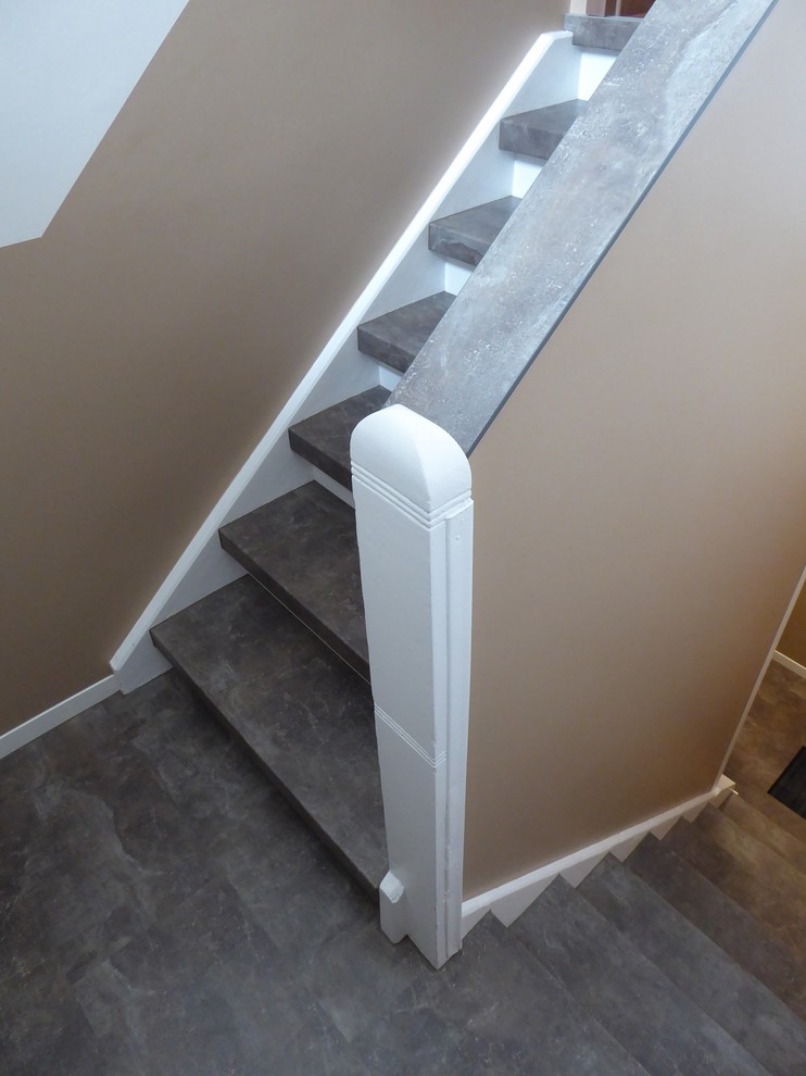 Mittelgroße Klassische Treppe in U-Form mit Schiefer-Treppenstufen, offenen Setzstufen und Mix-Geländer in Frankfurt am Main