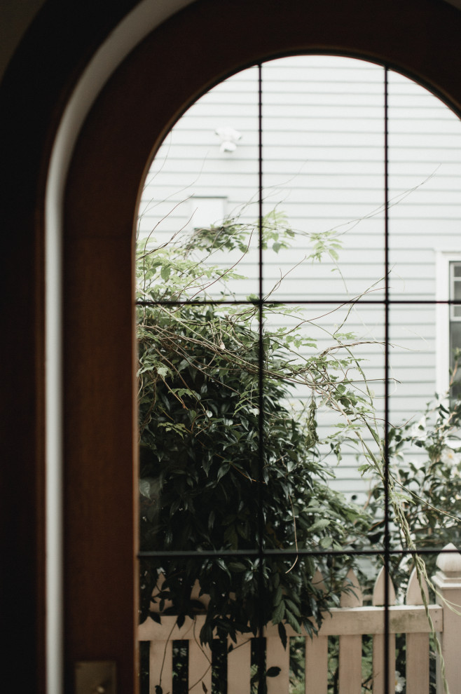 Transitional entryway photo in Seattle