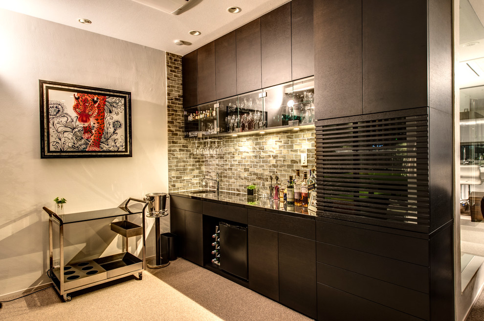 Inspiration for a small contemporary single-wall home bar in Tokyo with an undermount sink, flat-panel cabinets, black cabinets, grey splashback, stone tile splashback and carpet.