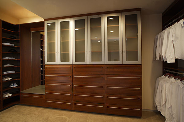 Design ideas for a modern storage and wardrobe in Tampa.