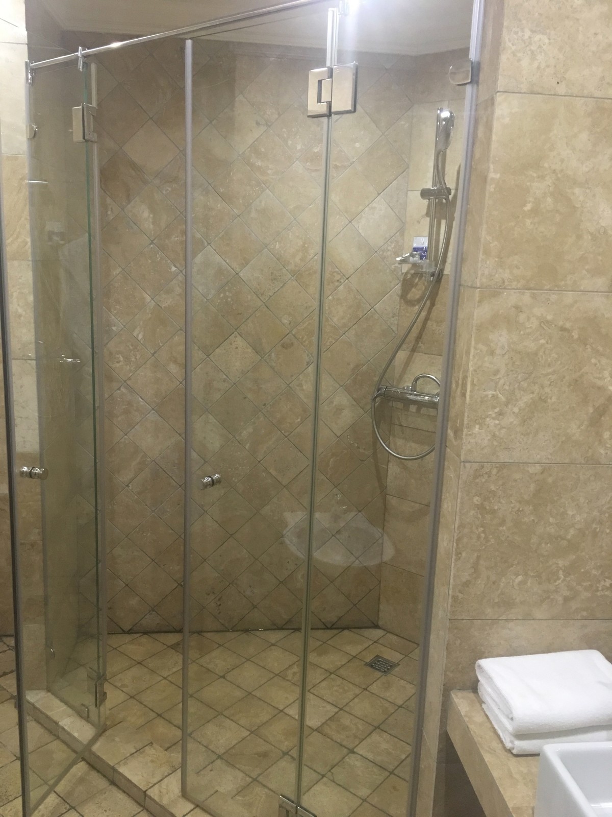 Травертин в ванной