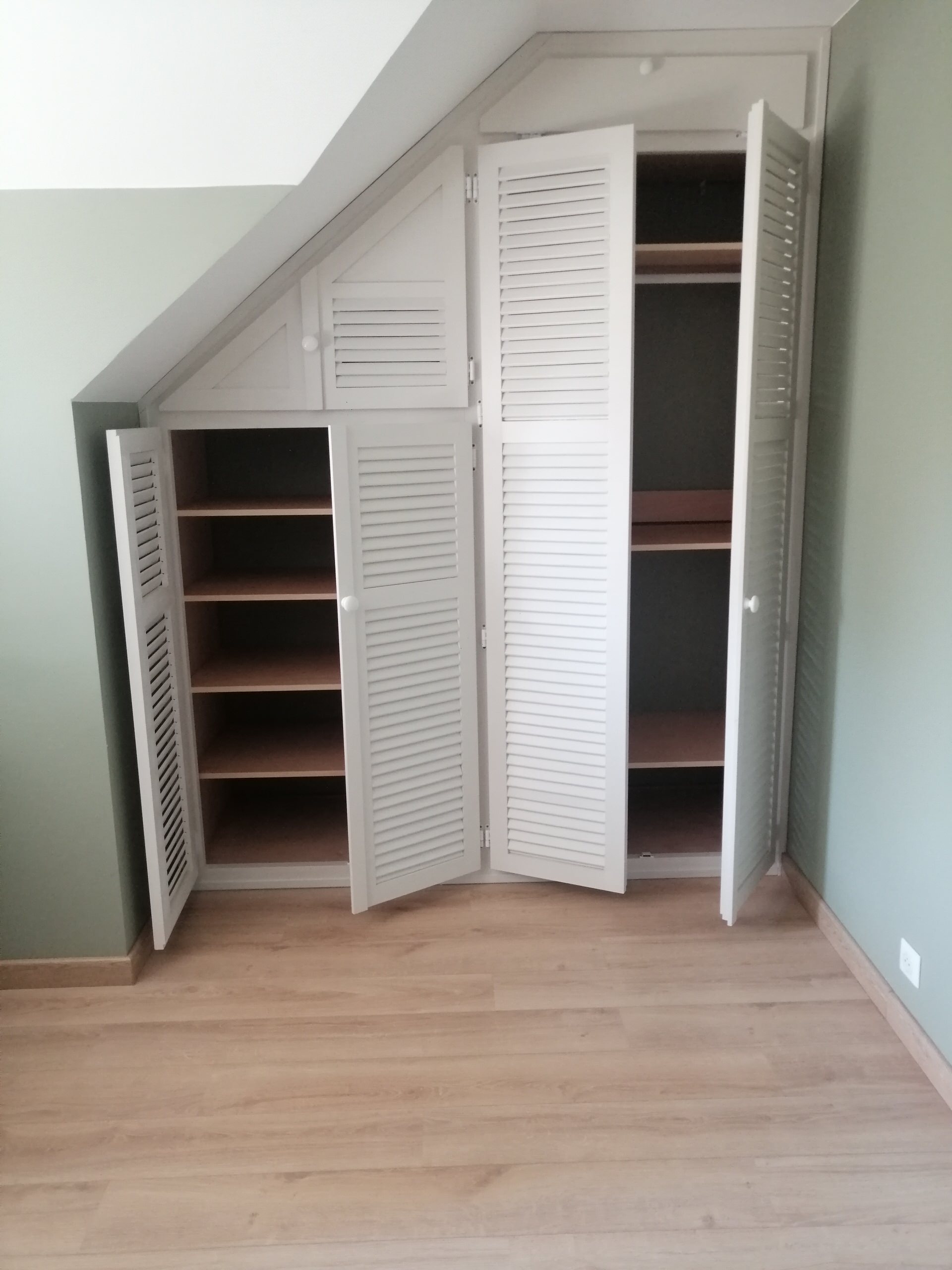 Penderie portes ouvertes