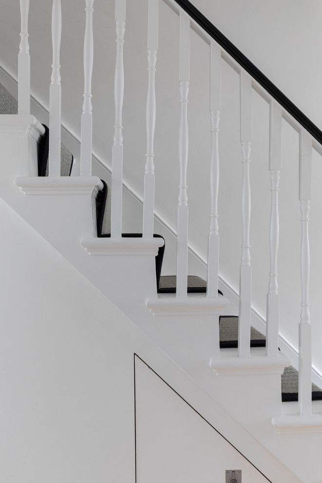 Идея дизайна: прямая лестница среднего размера в современном стиле с ступенями с ковровым покрытием, ковровыми подступенками и деревянными перилами