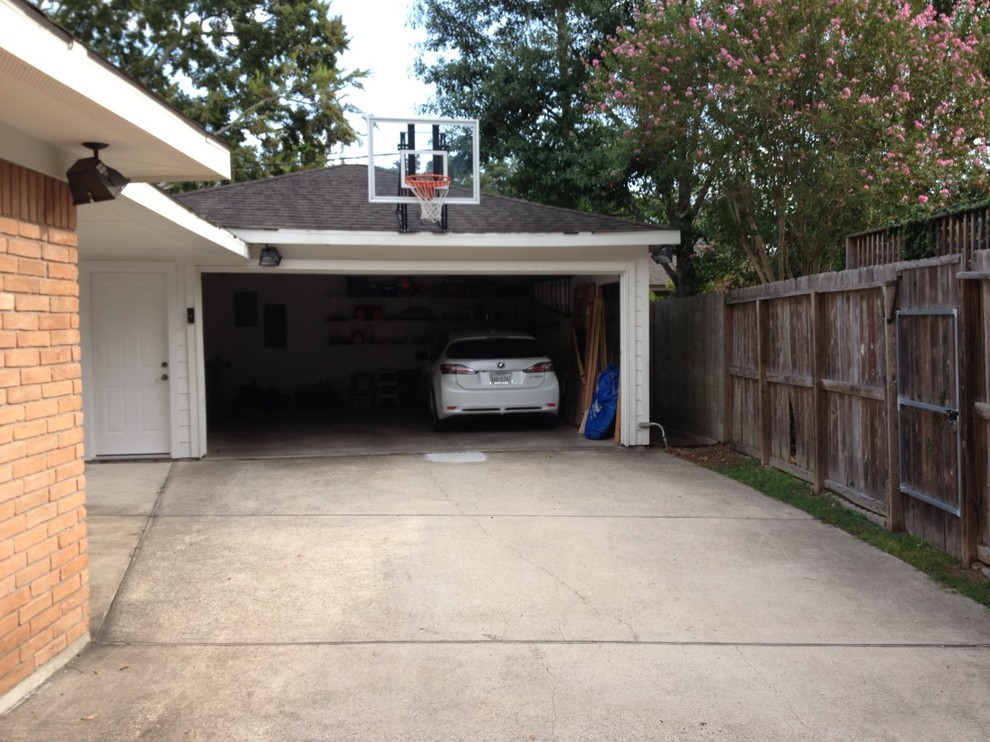 Large traditional garage in Houston.