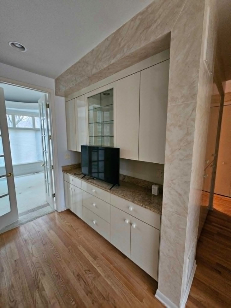 Inspiration for a large transitional medium tone wood floor and brown floor eat-in kitchen remodel in Chicago with an undermount sink, shaker cabinets, medium tone wood cabinets, quartz countertops, multicolored backsplash, stone tile backsplash, stainless steel appliances, an island and white countertops