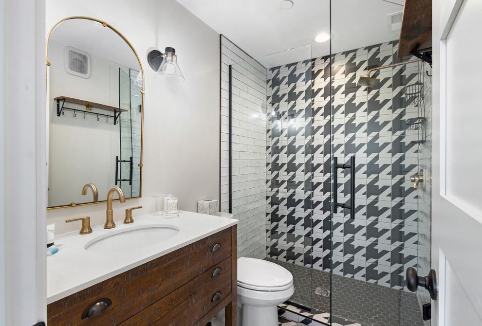 Modern inredning av ett vit vitt en-suite badrum, med möbel-liknande, bruna skåp, en öppen dusch, svart och vit kakel, keramikplattor, vita väggar, bänkskiva i kvarts, svart golv och dusch med gångjärnsdörr