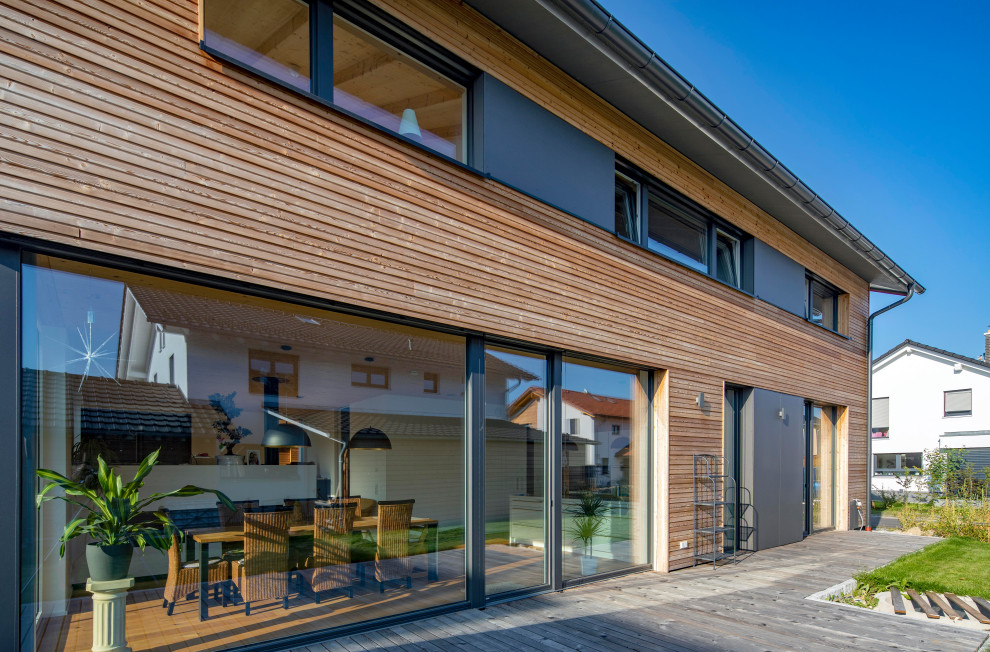 Zweistöckiges Modernes Haus mit Satteldach, Ziegeldach, grauem Dach und Verschalung in München