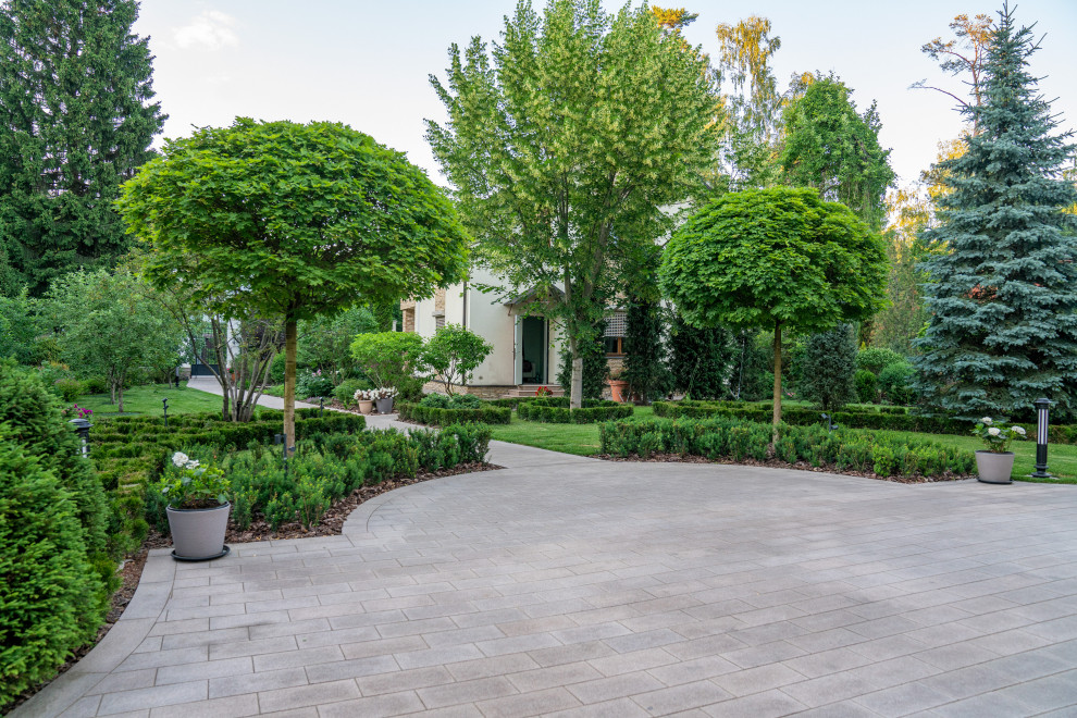 Foto di un giardino formale tradizionale esposto in pieno sole di medie dimensioni e davanti casa in estate con un ingresso o sentiero, pavimentazioni in pietra naturale e recinzione in legno