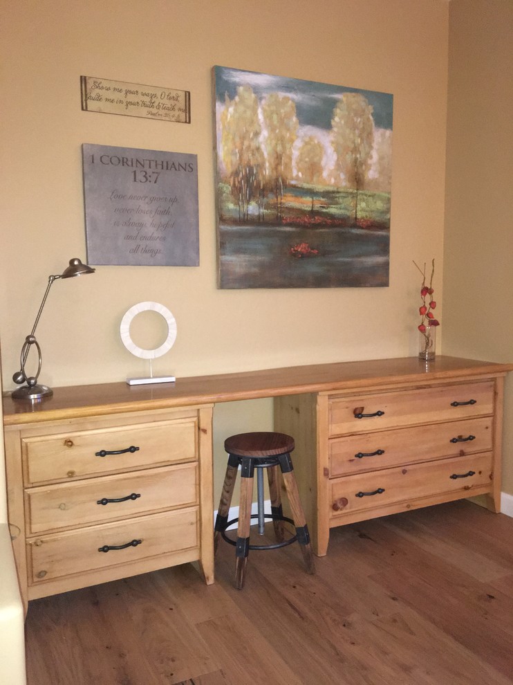 Home design - mid-sized rustic home design idea in Phoenix