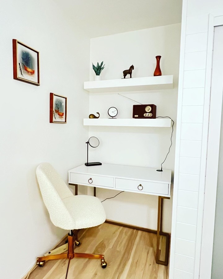 Пример оригинального дизайна: маленький кабинет в стиле ретро с полом из винила для на участке и в саду