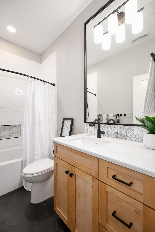 Inredning av ett modernt litet vit vitt badrum med dusch, med skåp i shakerstil, bruna skåp, ett platsbyggt badkar, en dusch/badkar-kombination, en toalettstol med hel cisternkåpa, svart och vit kakel, porslinskakel, vita väggar, mellanmörkt trägolv, ett nedsänkt handfat, bänkskiva i kvarts, brunt golv och dusch med duschdraperi