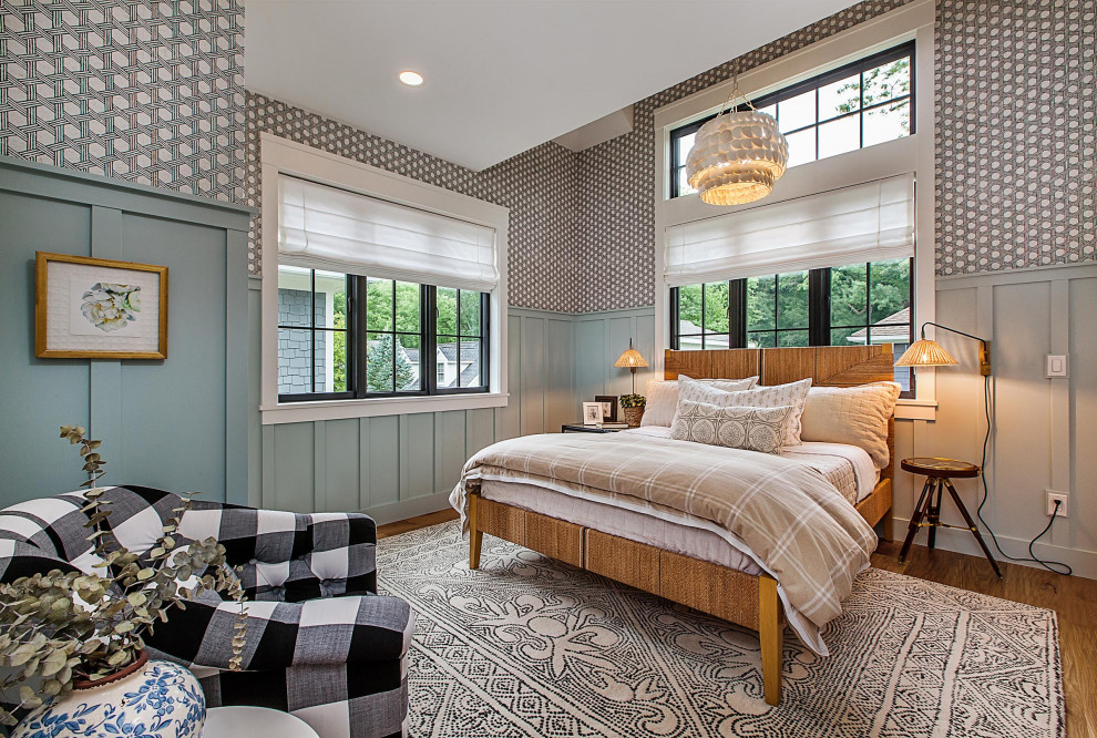 Imagen de habitación de invitados abovedada y blanca marinera grande con paredes azules, suelo de madera en tonos medios y papel pintado