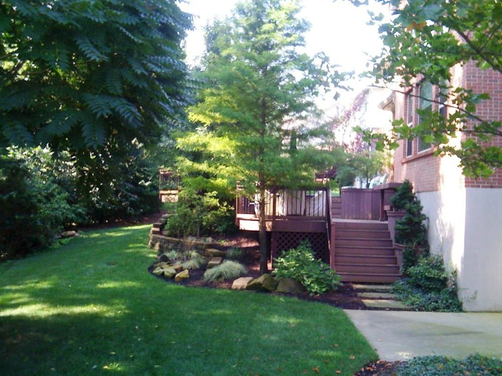 Photo of a mid-sized transitional full sun backyard landscaping in Cincinnati for spring.