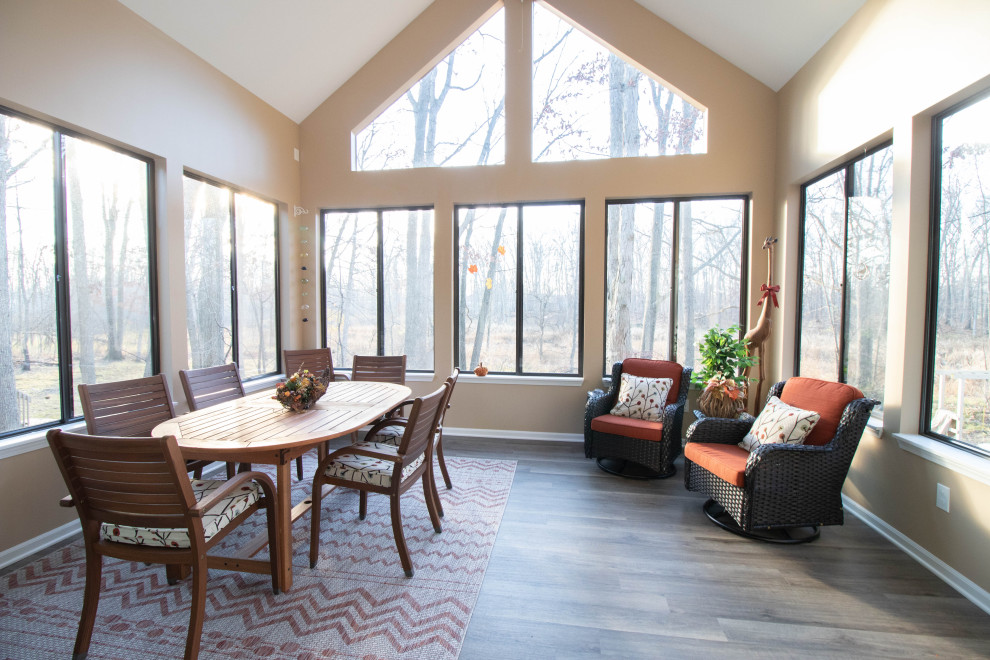 Immagine di una veranda chic di medie dimensioni con pavimento in vinile e pavimento marrone