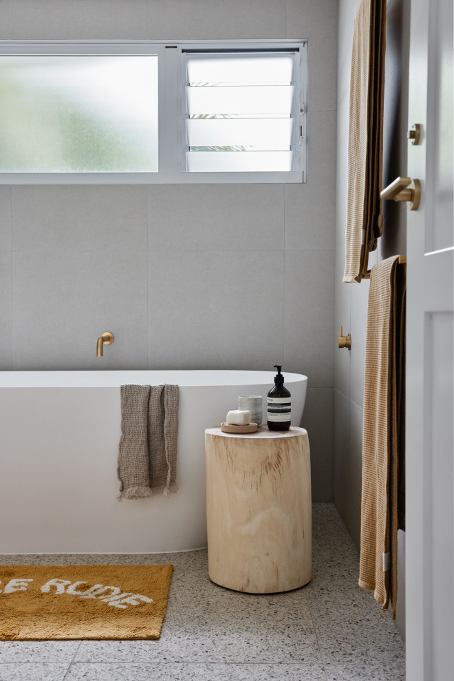 Foto di una stanza da bagno stile marino con due lavabi