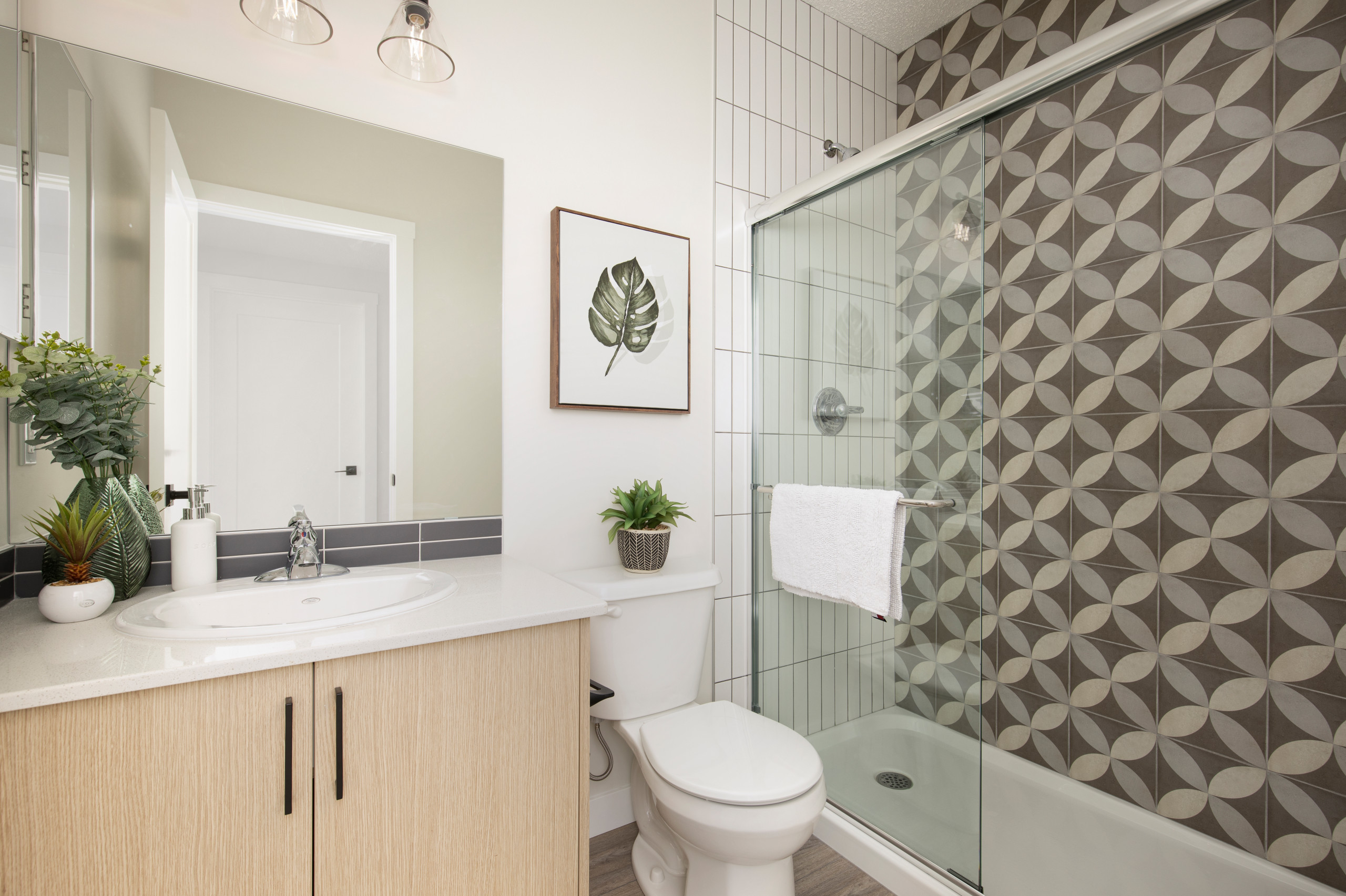 New This Week: 6 Small-Bathroom Design Ideas, image size:2560x1706