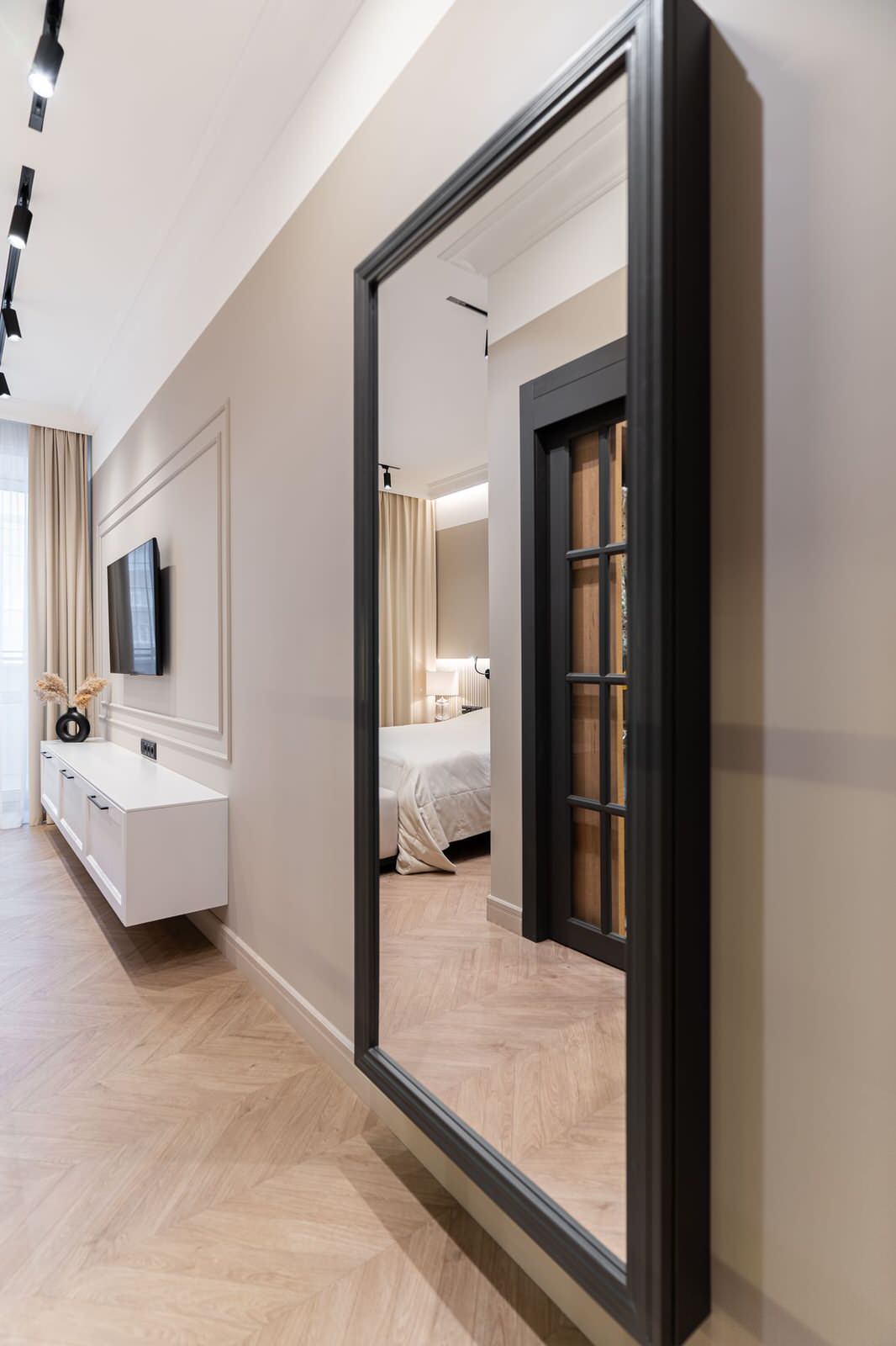 Зеркало напротив гардеробной