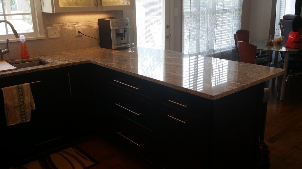 Kitchen - kitchen idea in Richmond