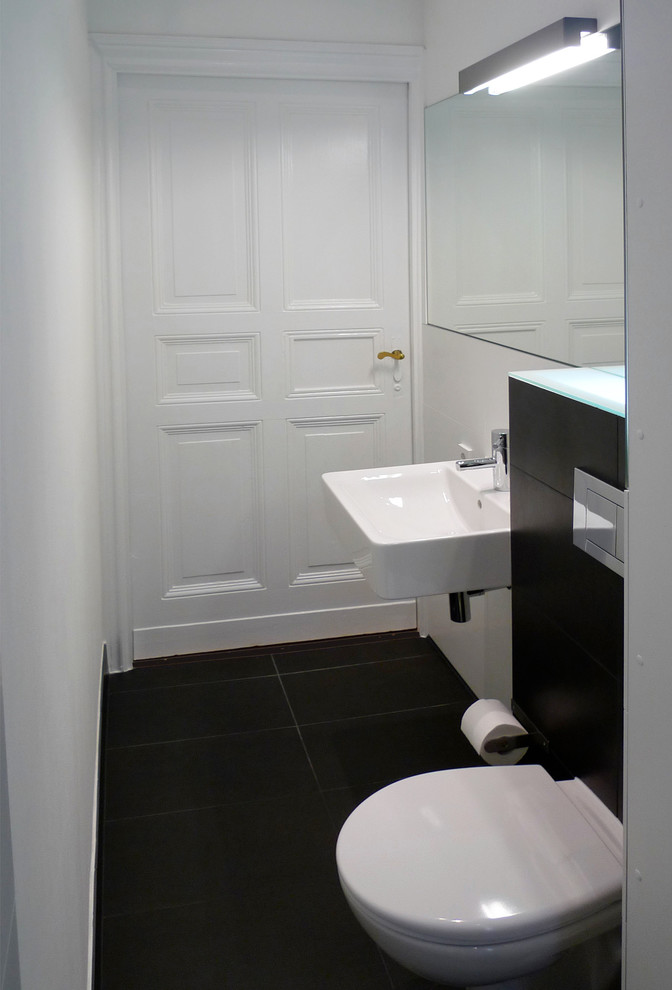 Badezimmer With Wandtoilette mit Spülkasten, schwarz-weißen Fliesen, Keramikfliesen, weißer Wandfarbe and Keramikboden in Berlin
