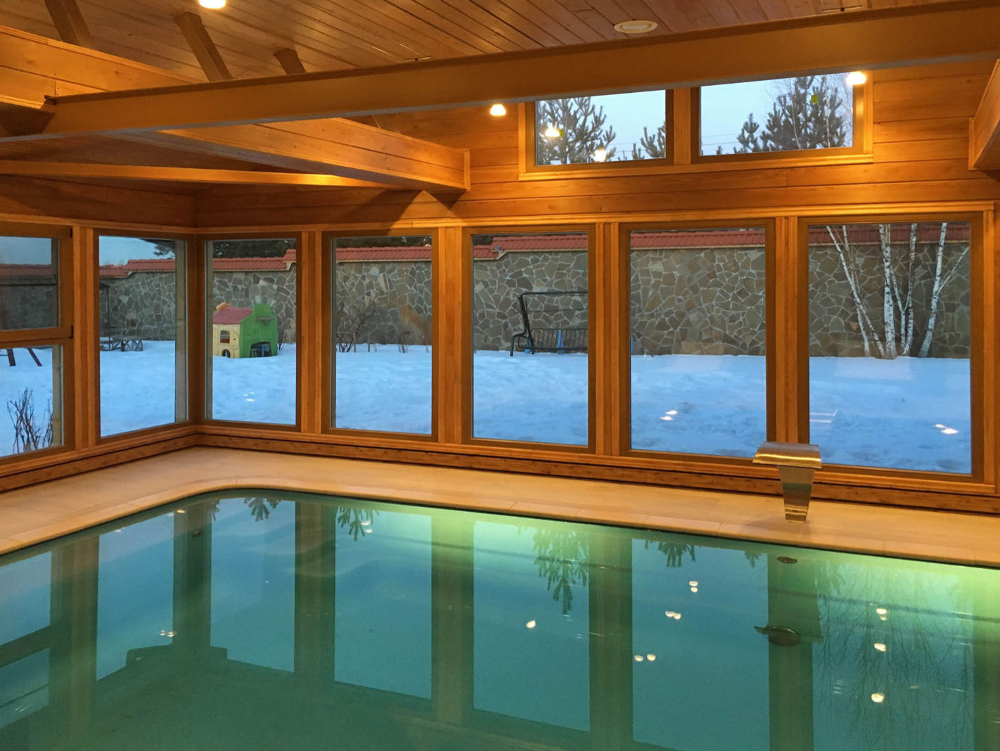 Плинтусная система Perimeter в доме с бассейном