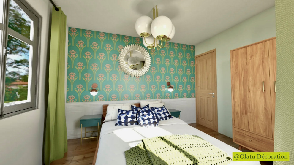 Diseño de dormitorio principal nórdico de tamaño medio con paredes verdes, suelo laminado, suelo marrón y papel pintado