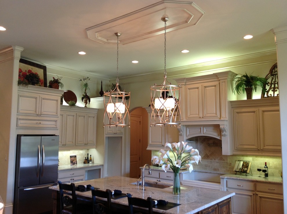 Inspiration for a transitional kitchen remodel in Dallas