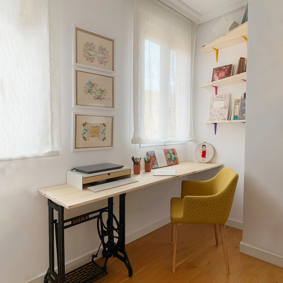 Idéer för att renovera ett mellanstort eklektiskt hemmastudio, med vita väggar, mellanmörkt trägolv och ett inbyggt skrivbord