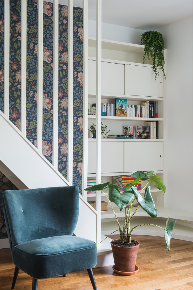 Mid-sized trendy home design photo in Paris