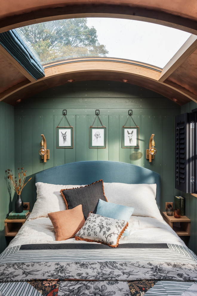 Идея дизайна: хозяйская спальня в стиле кантри с зелеными стенами