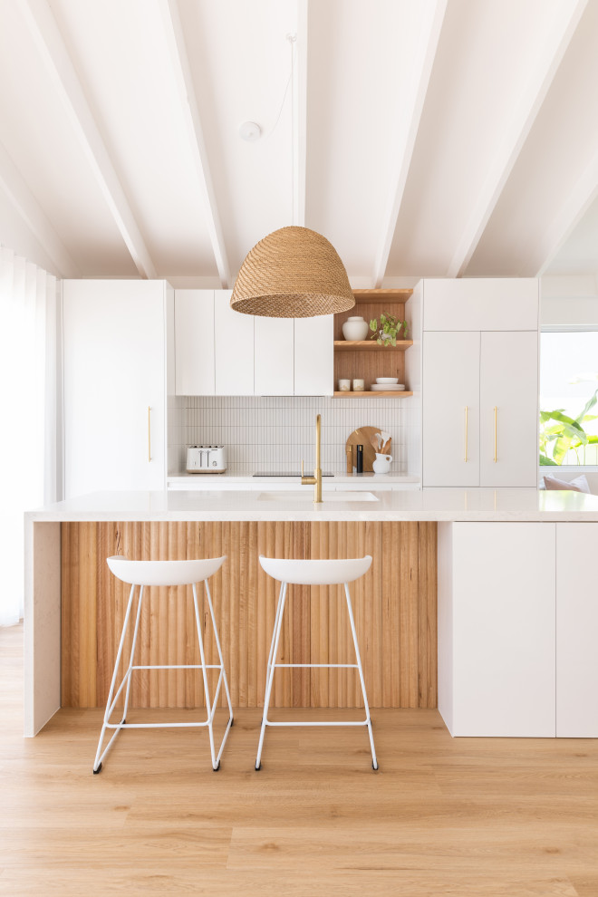 Свежая идея для дизайна: кухня в морском стиле с белым фартуком и фартуком из керамической плитки - отличное фото интерьера
