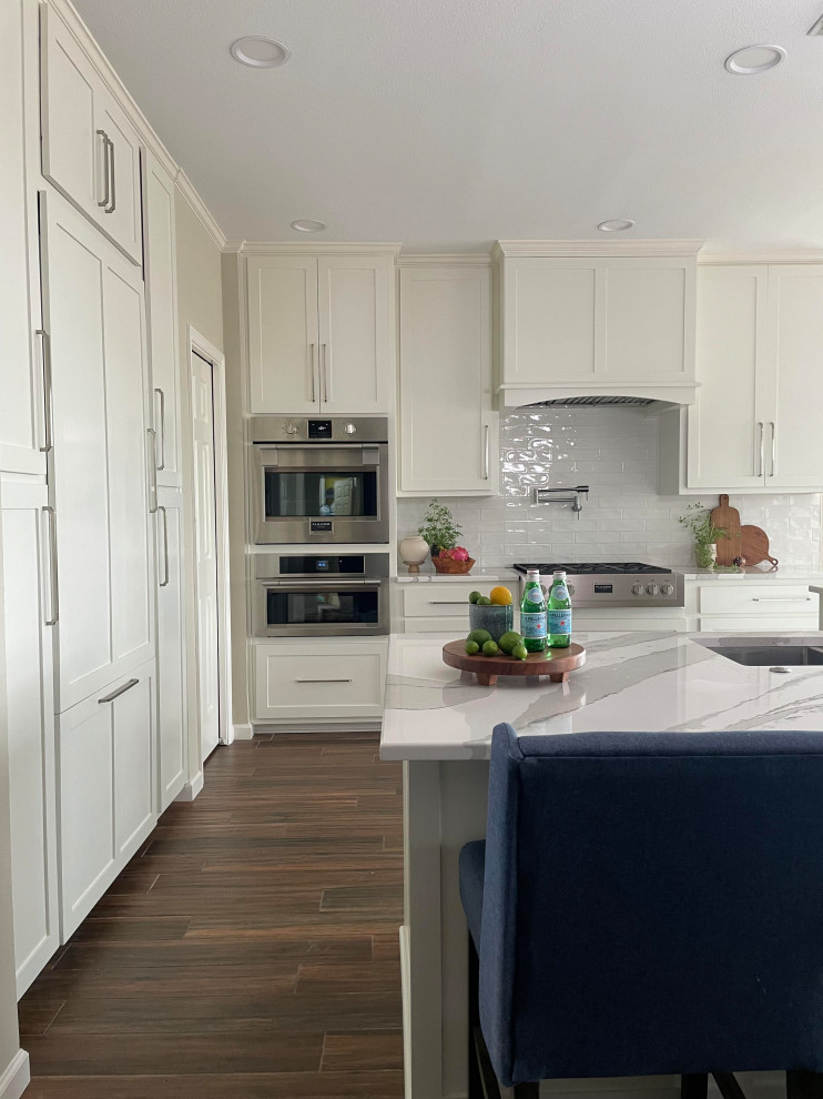 Kitchen - large kitchen idea in Austin