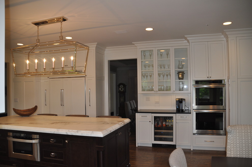 Example of a transitional kitchen design in Chicago