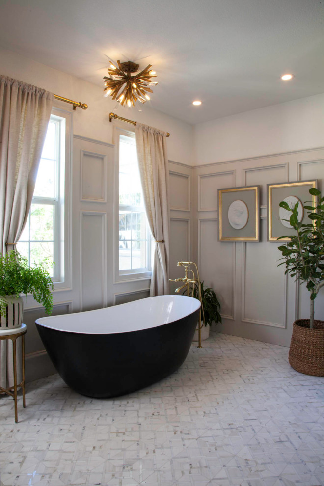Идея дизайна: большая главная ванная комната в классическом стиле с фасадами с утопленной филенкой, темными деревянными фасадами, отдельно стоящей ванной, душем в нише, унитазом-моноблоком, бежевой плиткой, керамогранитной плиткой, бежевыми стенами, полом из мозаичной плитки, врезной раковиной, столешницей из кварцита, белым полом, душем с распашными дверями, бежевой столешницей, тумбой под две раковины, встроенной тумбой и панелями на части стены