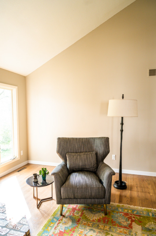 Источник вдохновения для домашнего уюта: изолированная гостиная комната среднего размера в стиле модернизм с белыми стенами, паркетным полом среднего тона, коричневым полом и сводчатым потолком