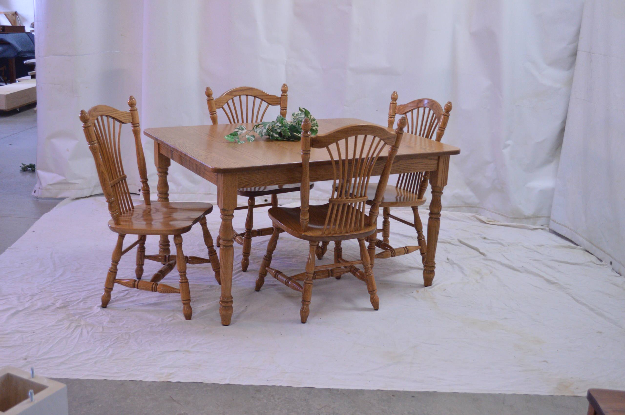 Oak early american 2 leaf table with Royal harvest side chairs