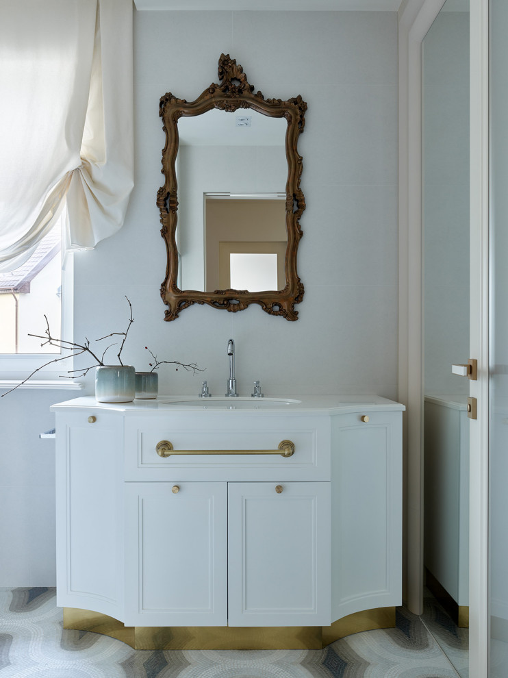 Мастер-ванна. Мельчайшая мозаика из стекла на полу, зеркало в резной раме и лату