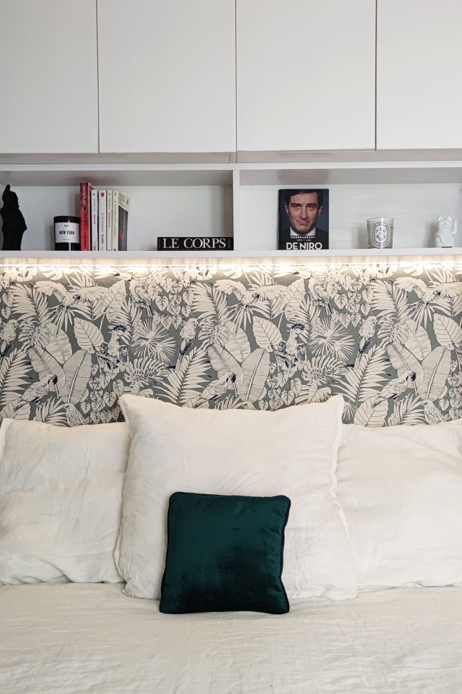 Ispirazione per una camera da letto minimalista con pareti beige, parquet chiaro e carta da parati