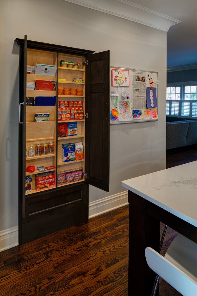 Transitional kitchen photo in Chicago