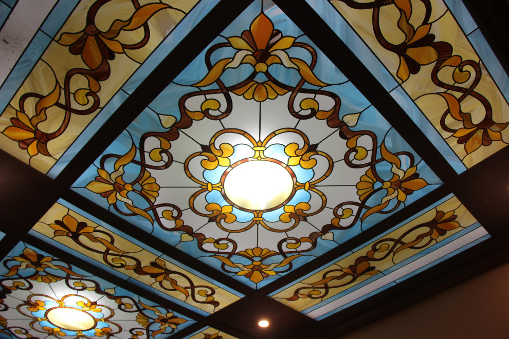 Витражный потолок с готическим рисунком.