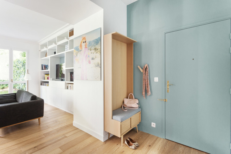 Photo of a mid-sized scandinavian foyer in Marseille with green walls, light hardwood floors and a single front door.