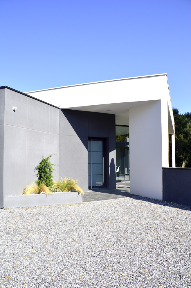 This is an example of a contemporary exterior in Bordeaux.